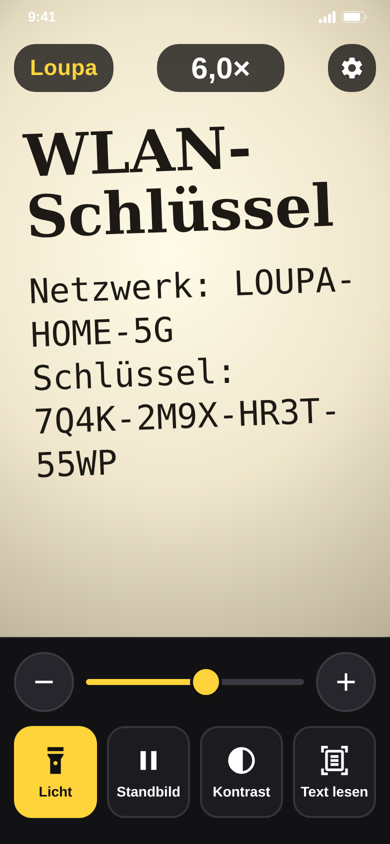 Lupe bei 6-facher Vergrößerung über einem WLAN-Aufkleber, Licht eingeschaltet